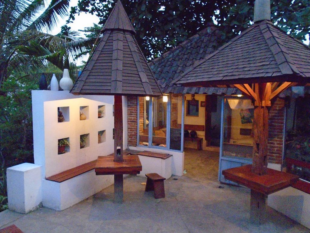 La Casa Homestay Senggigi Exterior foto