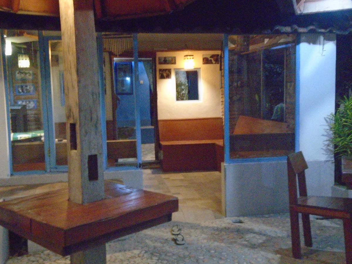 La Casa Homestay Senggigi Exterior foto